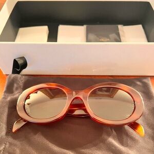 Celine Triomphe Sunglasses in Acetate
Color: Blonde Havana